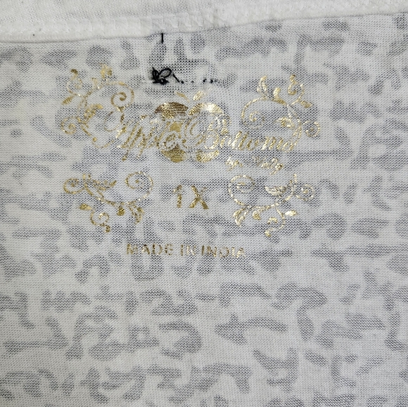 Apple Bottoms Graphic T-shirt - Picture 3 of 7